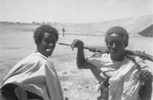 Männer der Afar : Zwei Männer der Afar, der rechte mit Gewehr bewaffnet