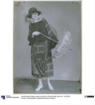 Maria Leeser in Kleid von Clara Schultz