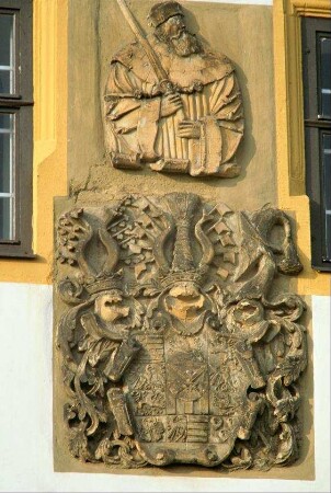 Wappenstein am Schloss und Männerrelief