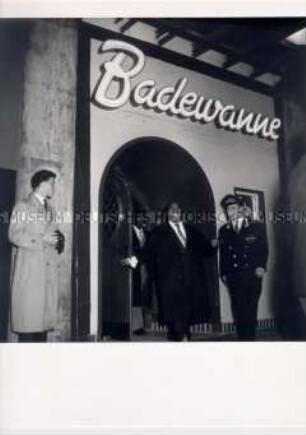 Louis Armstrong vor dem Berliner Jazzlokal "Badewanne"