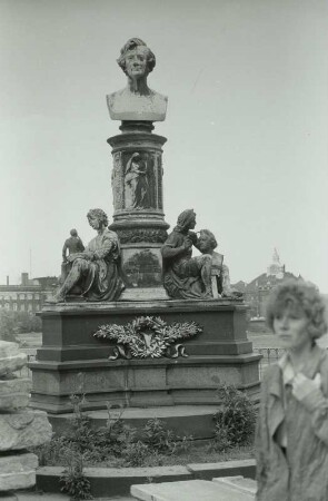 Denkmal für Ernst Rietschel : Denkmal für Ernst Rietschel. Bronze, Granit, Syenit; H. ca. 2,50 m (1868-1876; J. Schilling). Dresden-Altstadt: Brühlsche Terrasse