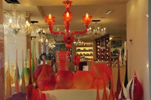 Glaskunst aus Murano : Blick auf Glaskunstarbeiten aus Murano in einem Geschäft am Markusplatz. Aufgenommen in Venedig am 13. Mai 2009