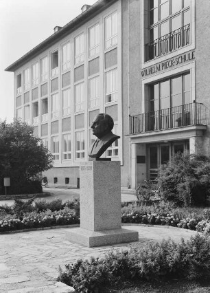 Wilhelm-Pieck-Schule Guben und Büstendenkmal : Guben, Friedrich-Engels-Straße 15. Wilhelm-Pieck-Schule (Grundsteinlegung durch Wilhelm Pieck am 10. Juni 1951). Eingangvorplatz mit Büstendenkmal Wilhelm Pieck von Will Lammert (1955)