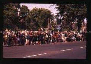 Jubelnde Berliner am Straßenrand beim Besuch von John F. Kennedy in Berlin 1963