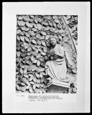 Westportal der Elisabethkirche — Die Muttergottes als Himmelskönigin — Engel mit Krone