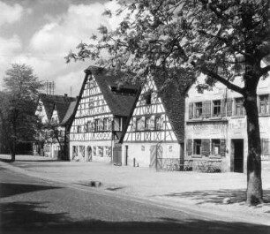 Straßenbild mit Fachwerkhäusern (vielleicht in Nürnberg-Erlenstegen)