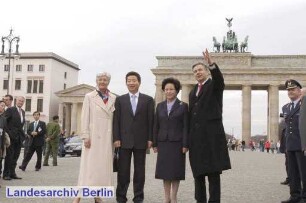 Berlin-Besuch des Präsidenten der Republik Korea, H. Roh Moo-Hyun; Gang durch das Brandenburger Tor (Mitte)