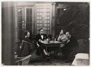 Auf der "Mauretania". Gruppe von Passagieren im Wintergarten