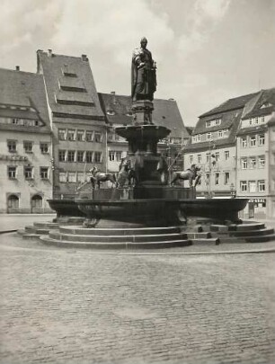 Brunnendenkmal Markgraf Otto des Reichen (1889-1897; G. Gröne). Granit, norwegischer Labradorstein. Freiberg (Sachsen), Obermarkt