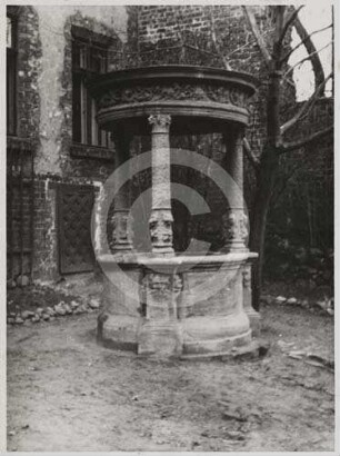 Brunnen im Burghof Namslau