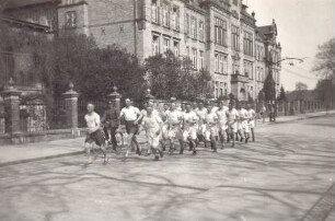 Mitglieder der Detmolder Sportschule, im Hintergrund das Leopoldinum. Detmold, Hornsche Straße