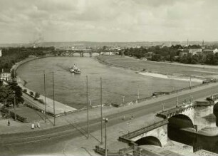Dresden, Stadt-Teilansicht vom Turm des ehemaligen Ständehauses elbabwärts: im Vordergrund Georgi-Dimitroff-Brücke (Augustusbrücke), im Hintergrund: Eisenbahn- und Marienbrücke, Schlachthof und Lößnitzberge
