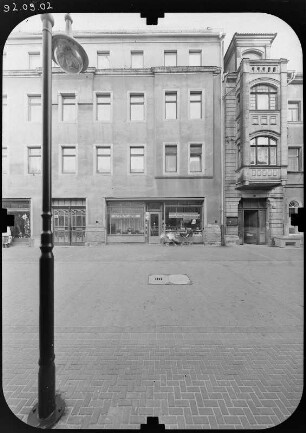 Riesa, Hauptstraße 42. Wohnhaus mit Laden und Stadt-Café. Straßenfront (Teilansicht)