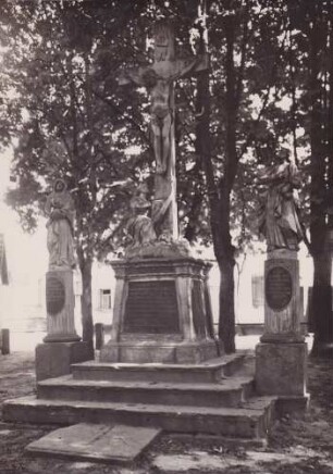 Römerplatz. Kreuzigungsgruppe mit Magdalena. Seitlich auf Rundsäulen. Maria und Johannes. Errichtet 1816 d. Daniel Schott und seine Ehefrau katholisch. Geborene Rödel