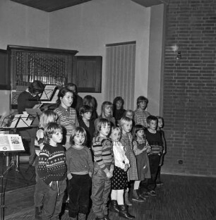 evangelisches Haus der Begegnung: "am Ehmkenberg": Poggenseer Weg: Erweiterungsbauten: Kirchsaal: Adventssingen: Kinderchor "Ehmkenberg" singt: dahinter Musiker, Notenständer, Orgel