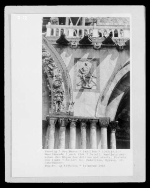 Zwickelrelief zwischen den Bögen des dritten und vierten Portals von links: Der Heilige Demetrius