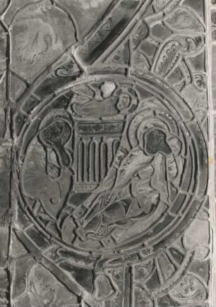 Erfurt. Barfüßerkirche. Chor. Farbige Glasfenster (nach der Restaurierung 1960). Südostfenster, Mittelbahn, Zeile 8: Geburt Christi. Gesamtaufnahme. Zustandsaufnahme, Auflicht (Kreismedaillon, Durchmesser 30 cm, spätromanisch)