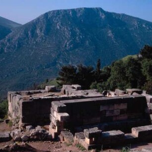 Delphi, Apollon-Heiligtum. Heilige Straße und Schatzhaus der Athener, 6 x 10 m, Paros-Marmor