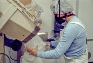 ASTA-Werke, pharmazeutische Produktion, in Halle-Künsebeck, 1984. Hier Abfüllen, Abwiegen von Dosen für Medikamente