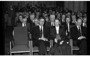 Wildberg, Hans Jürgen: Vereidigung: Kreisverwaltung, Mommsenstraße: Kreistagssitzungssaal: Landrat Wildberg, daneben Frau, Innenminister von Schleswig-Holstein Hans Peter Bull: dahinter Funktionsträger, Gäste auf Stuhlreihen: 2. März 1990