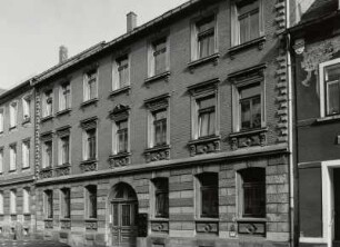 Neustadt in Sachsen, Wohnhaus : Neustadt in Sachsen. Wohnhaus (um 1880), Karl-Marx-Straße 9. Straßenansicht