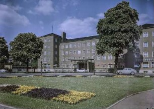 Dresden-Strehlen, Ernst-Thälmann-Platz (August-Bebel-Straße) 1. Haus der Jugend (Hotel Astoria, 1931; P. Wolf). Eingangsseite