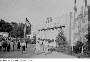 Besucher vor der Ausstellungshalle "VEG Gartenbau"