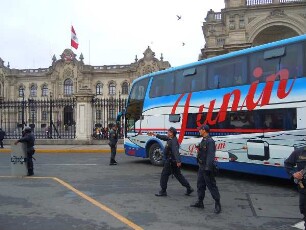 Lima - Reisebus vor dem Präsidentenpalast : Sicherheitskräfte dirigieren vor dem Präsidentenpalast einen Reisebus. Aufgenommen am 27. August 2011 in der Hauptstadt Lima