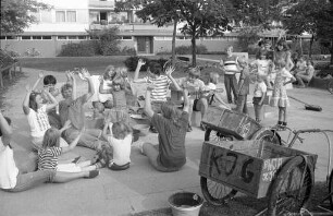 Katholische Junge Gemeinde KJG der Kirchengemeinde St. Konrad. Angebot "Mobile Spielaktion" für Kinder aus der Nordweststadt