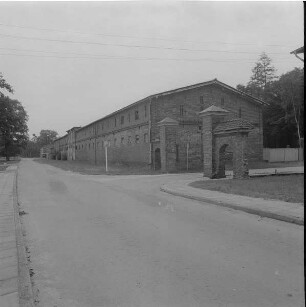Stallgebäude und Toreinfahrt zum Herrenhaus Bagenz