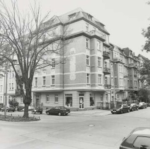 Wohnhaus mit Laden