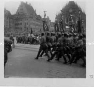 Raumbildband. Reichsparteitag der Arbeit. 100 Bilder. Die SA marschiert vorbei.