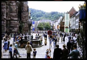 Freiburg: Münsterplatz an Fronleichnam, von der Münsterstraße