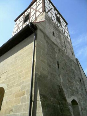 Altheim-Evangelische Kirche-Kirchturm von Südosten-im Kern Romanischer Chorturm des 12 Jh mit Turmchor - Fachwerk-Glockenstube 1610 aufgesetzt-Langhausanbau im Süden 1723
