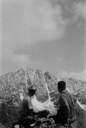 Portrait : Portrait einer Frau und eines Mannes vor einem Gebirge.