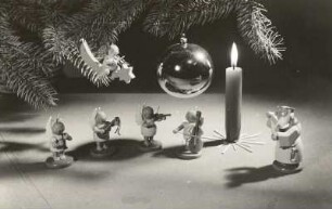 Weihnachtliche Dekoration mit Figuren (u. a. Wendt und Kühn). Holz, gedrechselt, lackiert