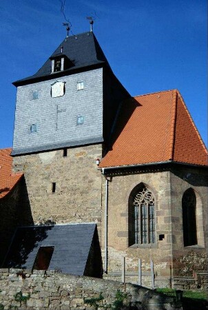 Turm und Chor der Kirche, Südseite; das Maßwerk des Fensters außergewöhnlich filigran