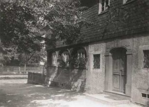 Lausitz. Umgebindehaus mit Sandsteinportal und Schieferschmuckformen