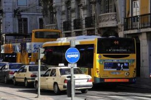 Lissabon - Verkehrsstau : Ständiger Verkehrsstau. In den engen Straßen der Innenstadt stoppt der Verkehr. Aufgenommen in Lissabon am 13. Oktober 2009