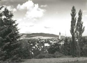 Bystrzyca Kłodzka (Habelschwerdt/Polen). Stadtansicht gegen Habelschwerdter Gebirge (Gory Bystrzyckie)