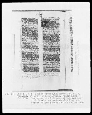 Biblia latina — Initiale V (erba ecclesiastae), darin predigt Salomo einem Schlafenden, Folio 275verso