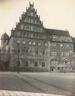 Freiberg, Untermarkt, Thümerei, heute Stadt- und Bergbaumuseum und rechts davon die Superintendentur