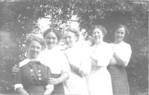 Gruppenbild mit fünf Frauen