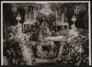 Altar mit Blumengestecken in der Kirche bei Hofmannsthals Beerdigung