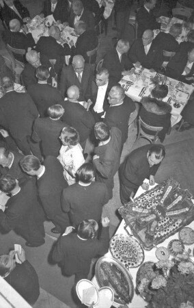 Lörrach: kaltes Buffet im Gasthaus Hirschen; von oben; mit Gästen