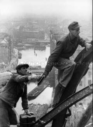 Bauarbeiter beim Wiederaufbau in Berlin