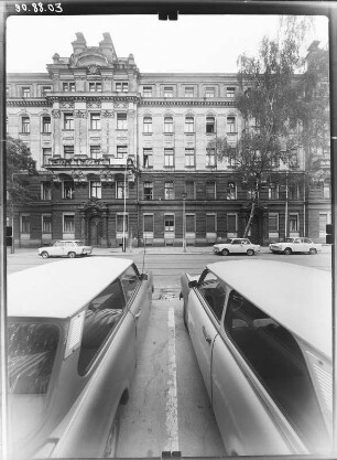 Dresden-Neustadt, Karl-Marx-Platz (Palaisplatz) 2 a/d. Verwaltungsgebäude (um 1900). Straßenfront (Teilansicht)