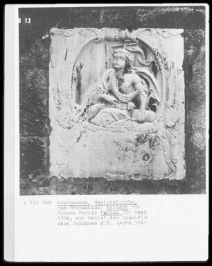 Epitaph für Johann Martin Ducoue (?) (+1706), mit Relief des jugendlichen Johannes des Täufers