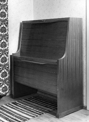 Schreibsekretär : Möbelaufnahmen. Schreibsekretär. Holz, wohl furniert (um 1960). Ansicht mit hochgeklappter Schreibplatte