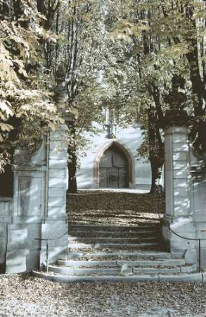 Kirchhofen: Aufgang zur Kirche [Mariä Himmelfahrt]; mit farbigem Herbstlaub